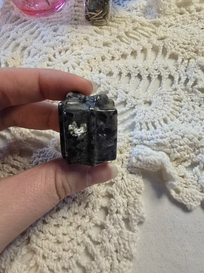 Larvakite Gift