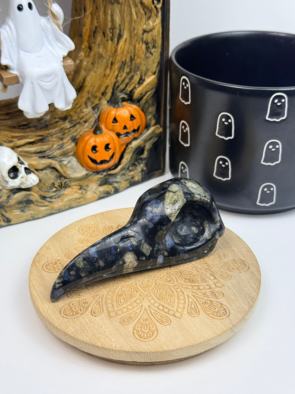 Large Que Sera Raven Skull Carving