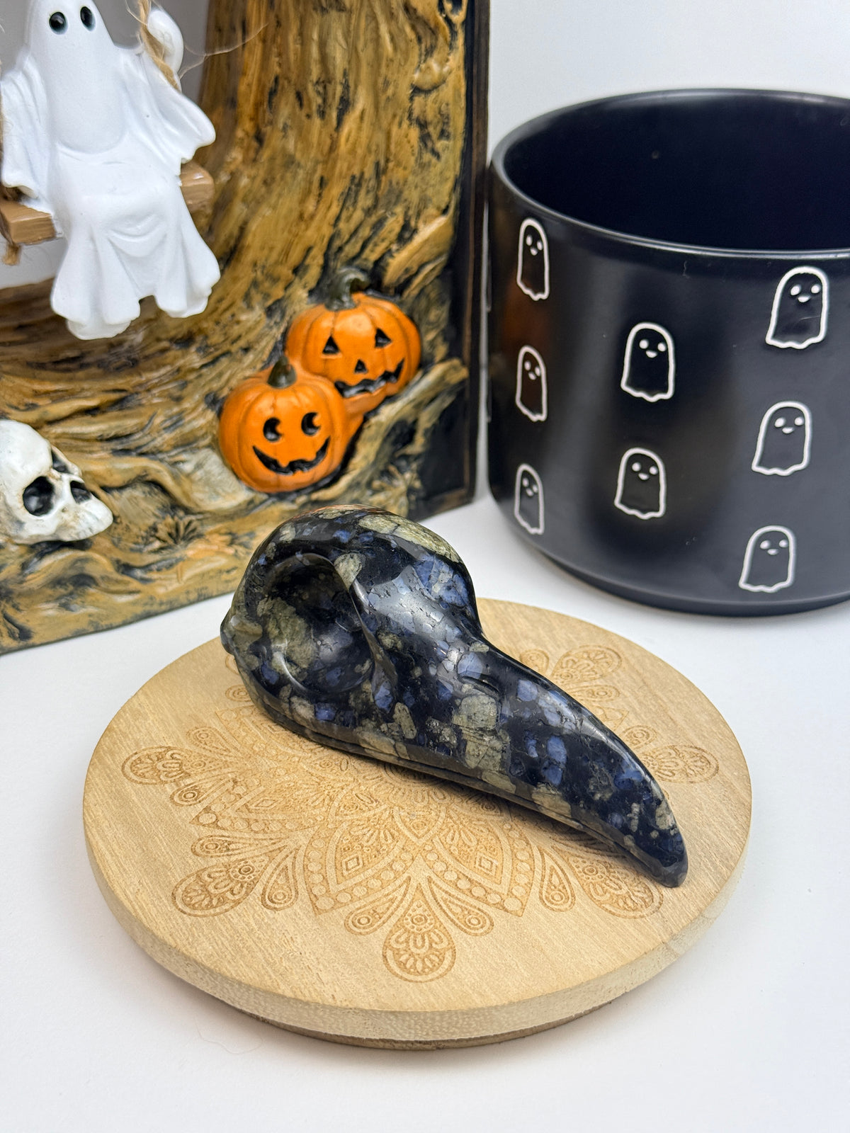 Large Que Sera Raven Skull Carving