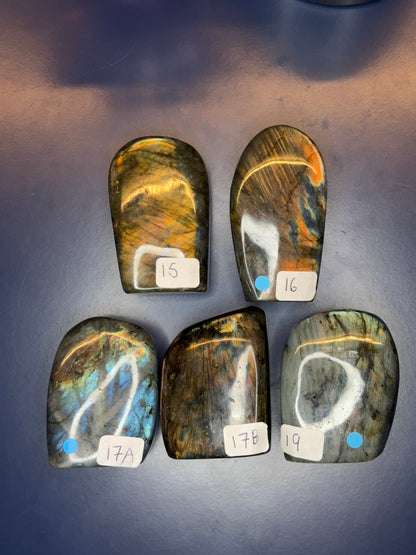 Five grey labradorite free forms with blue and orange flash and numbered labels on a blue background