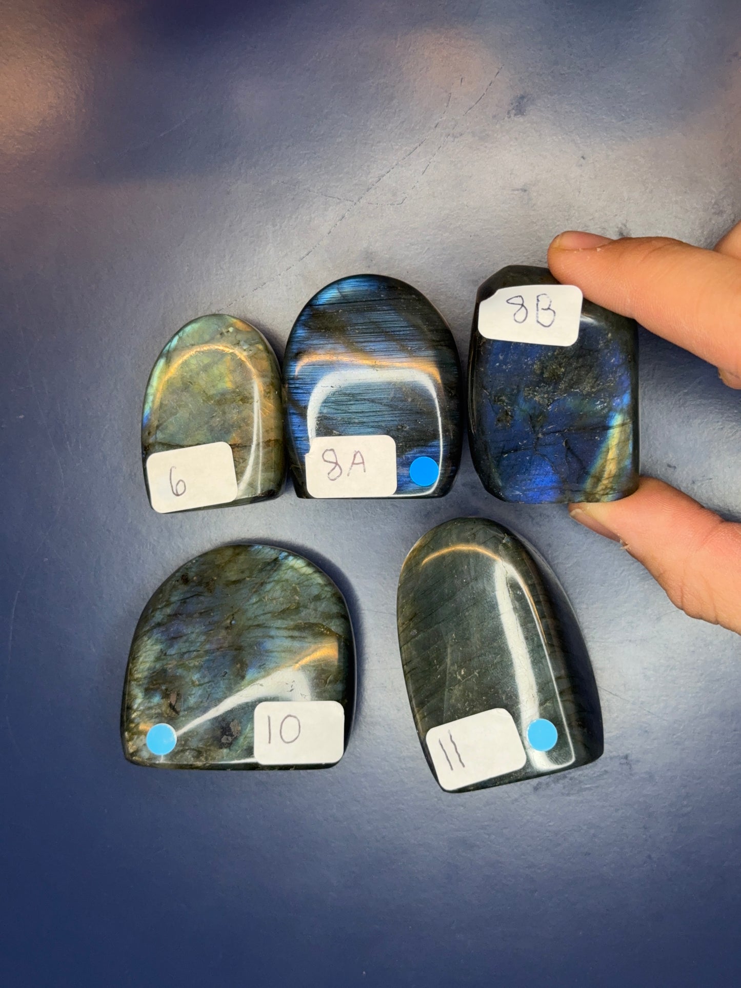 Five grey labradorite free forms with blue flash and numbered labels on a blue background