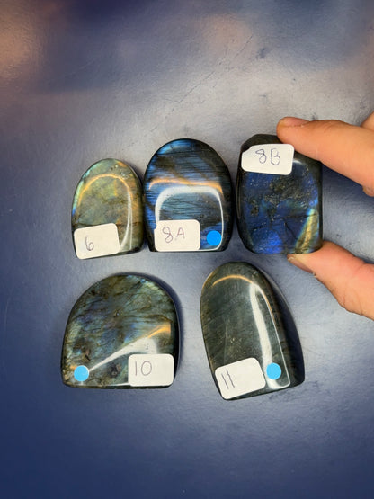 Five grey labradorite free forms with blue flash and numbered labels on a blue background
