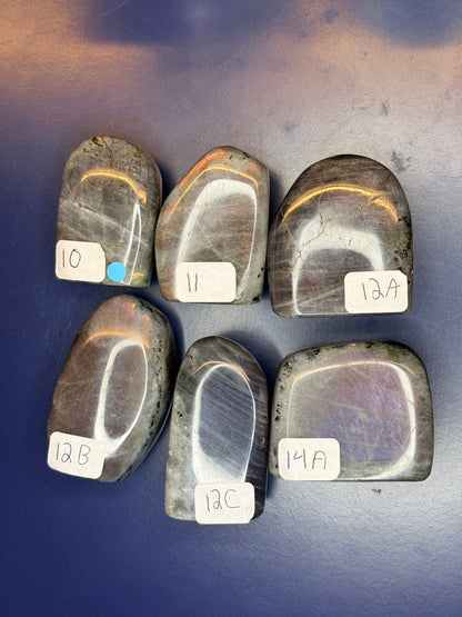 Six grey labradorite free forms with purple flash and numbered labels on a blue background